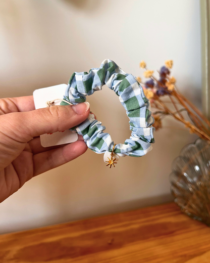 Scrunchy charm - carreaux bleu