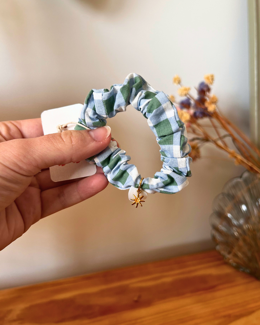 Scrunchy charm - carreaux bleu